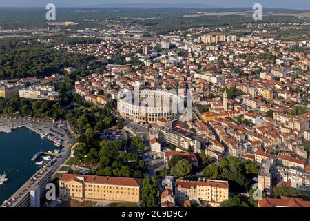 Luftaufnahme, Pula mit römischem Amphitheater, Istrien, Kroatien Stockfoto
