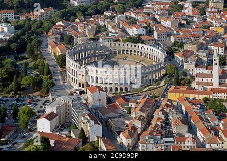 Luftaufnahme, Pula mit römischem Amphitheater, Istrien, Kroatien Stockfoto