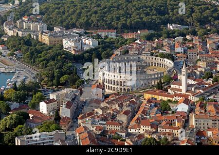 Luftaufnahme, Pula mit römischem Amphitheater, Istrien, Kroatien Stockfoto