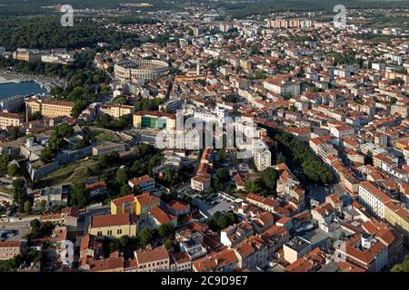 Luftaufnahme, Pula mit römischem Amphitheater, Istrien, Kroatien Stockfoto