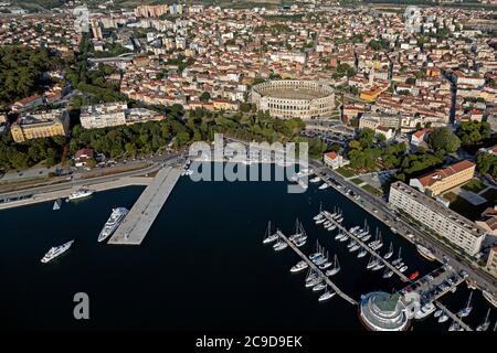 Luftaufnahme, Pula mit römischem Amphitheater, Istrien, Kroatien Stockfoto