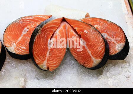 Lachsstücke auf dem Fischmarkt im Zentrum von Athen in Griechenland, Juli 27 2020. Stockfoto