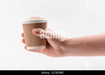 Hand hält eine Wellpappe Tasse auf weißem Hintergrund Stockfoto