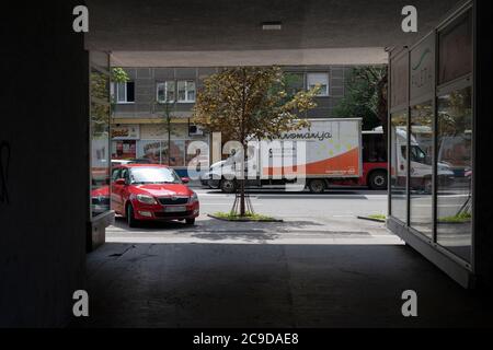 Belgrad, Serbien, 18. Jun 2020: Blick auf die Karađorđeva Straße in Zemun Stockfoto