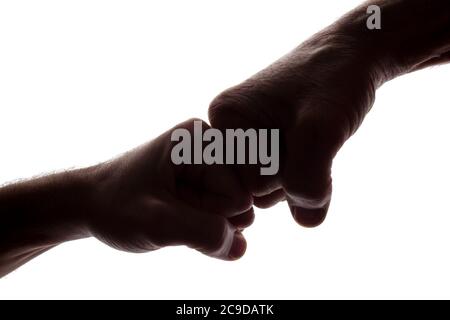 Männerfäuste jung und alt, zusammengeschlagen, standoff - Silhouette, isolieren Stockfoto