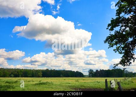 Ein warmer, ruhiger und sonniger Tag unter blauem Himmel Stockfoto