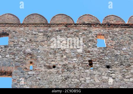 Wand der Burg Devin und blauer Himmel in Bratislava, Slowakei Stockfoto