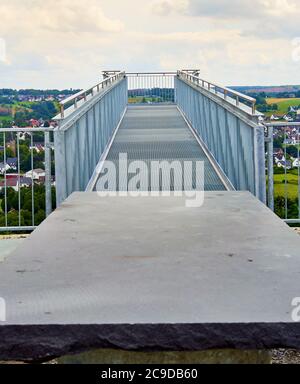 Zugang zu einem Skywalk aus einem Gitterwerk, um die Landschaft in der Tiefe des Tals zu beobachten Stockfoto