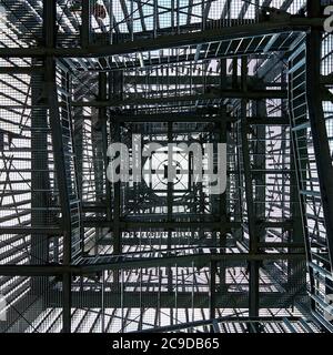 Aussichtsturm aus Gitterrosten, vertikal von unten fotografiert Stockfoto