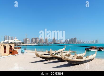 Katara Beach Blick auf die Skyline der Pearl Qatar Entwicklung, Doha, Katar, Mittlerer Osten Stockfoto