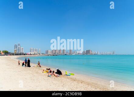 Katara Beach Blick auf die Skyline der Pearl Qatar Entwicklung, Doha, Katar, Mittlerer Osten Stockfoto