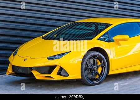 Supercar Lamborghini Aventador gelbe Farbe geparkt bei der Autohaus. Russland, Sankt Petersburg. 01. Juni 2020 Stockfoto