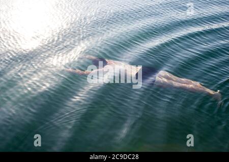 Männliche junge Schwimmer Unterwasser - Hintergrund Sommer sonniges Meer, Schwimmunterricht, Tauchen Stockfoto