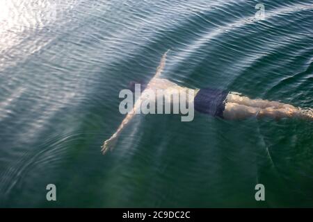 Männliche junge Schwimmer Unterwasser - Hintergrund Sommer sonniges Meer, Schwimmunterricht, Tauchen Stockfoto