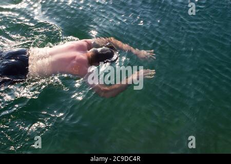 Männliche junge Schwimmer Unterwasser - Hintergrund Sommer sonniges Meer, Schwimmunterricht, Tauchen Stockfoto