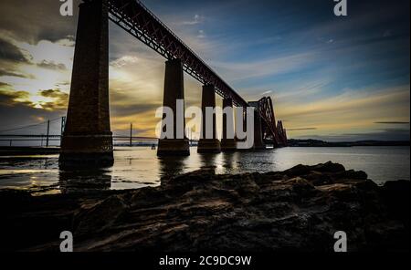 Forth Bridge Bei Dämmerung Stockfoto