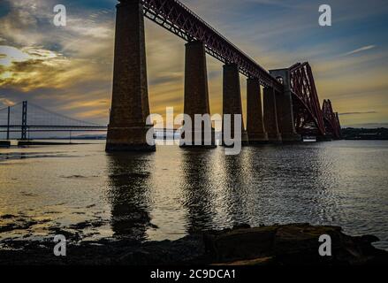 Forth Bridge Bei Dämmerung Stockfoto