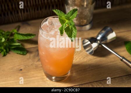 Erfrischender Tiki Cocktail mit Minze Stockfoto