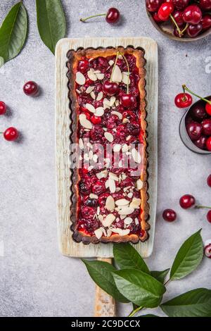 Schöne frisch gefertigte Kirschtarte mit Mandelchips dekoriert. Food-Fotografie. Stockfoto