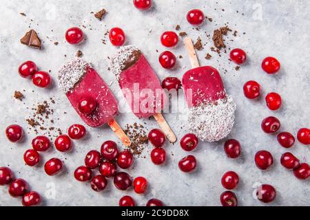 Hausgemachte vegane Kirschblüte mit Kokosmilch. Sommerliches Essenskonzept, Blick von oben Stockfoto