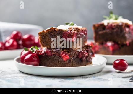 Leckere Kirsche Brownie oder Blondine liegt in einem Teller. Stockfoto