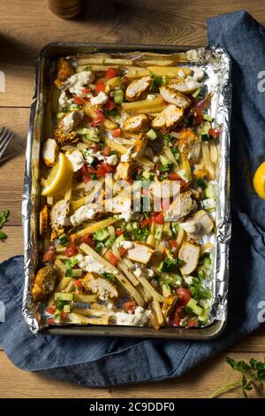 Hausgemachte Chicken Shawarma Pommes mit Tomate und Gurke Stockfoto