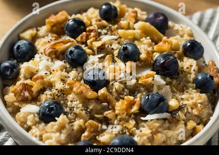 Hausgemachte gesunde Frühstück Haferflocken mit Nüssen Heidelbeeren und Chia Stockfoto