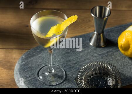 Alkoholfreier Martini-Cocktail aus der Vesper mit Zitronenschale Stockfoto