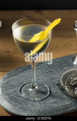 Alkoholfreier Martini-Cocktail aus der Vesper mit Zitronenschale Stockfoto