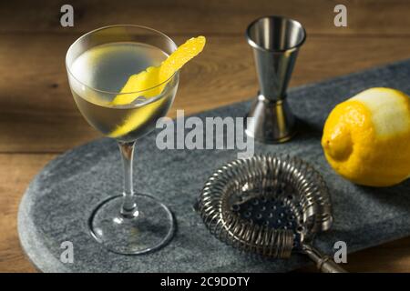 Alkoholfreier Martini-Cocktail aus der Vesper mit Zitronenschale Stockfoto