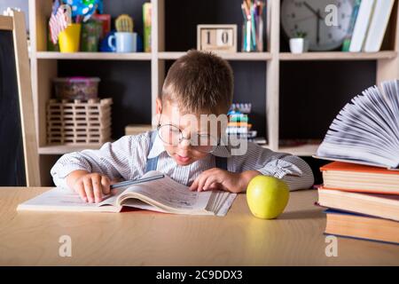 Talentiertes Kind. Lehrertag. Schulkinder. Zurück zur Schule. Kind lernt im Unterricht vor dem Hintergrund der Tafel. Stockfoto