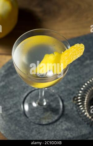 Alkoholfreier Martini-Cocktail aus der Vesper mit Zitronenschale Stockfoto