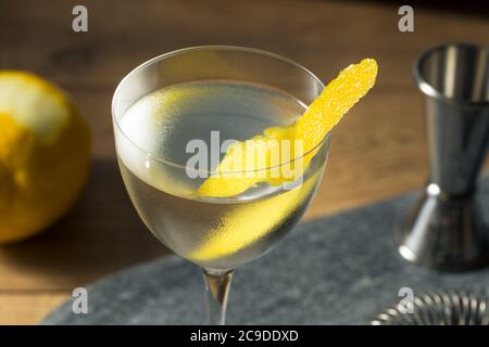 Alkoholfreier Martini-Cocktail aus der Vesper mit Zitronenschale Stockfoto