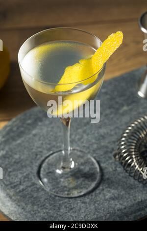 Alkoholfreier Martini-Cocktail aus der Vesper mit Zitronenschale Stockfoto