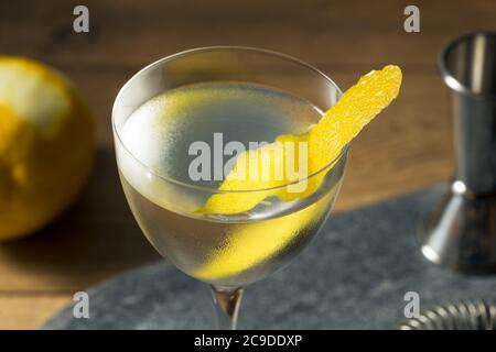 Alkoholfreier Martini-Cocktail aus der Vesper mit Zitronenschale Stockfoto