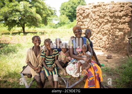 Sory Wekaby (37) und ihre Familie haben durch die Teilnahme am SESAM-Projekt in der Provinz Mouhoun, Burkina Faso, ein höheres Einkommen und eine bessere Lebensgrundlage erzielt. Von links nach rechts sind ihre Kinder Rachel (13), Vivianne (10), Fabrice (6), Ismael (3), Hubert (6 Monate) und Toussain (15). SESAMPROJEKT - Burkina Faso, Westafrika. September 13, 2018. Foto von Jake Lyell für Lutheran World Relief. Stockfoto