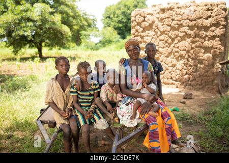 Sory Wekaby (37) und ihre Familie haben durch die Teilnahme am SESAM-Projekt in der Provinz Mouhoun, Burkina Faso, ein höheres Einkommen und eine bessere Lebensgrundlage erzielt. Von links nach rechts sind ihre Kinder Rachel (13), Vivianne (10), Fabrice (6), Ismael (3), Hubert (6 Monate) und Toussain (15). SESAMPROJEKT - Burkina Faso, Westafrika. September 13, 2018. Foto von Jake Lyell für Lutheran World Relief. Stockfoto