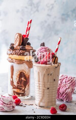 Schokoladenverwöhnendes Frosting exreme Milchshake mit Donut und Süßigkeiten. Crazy Freakshake Food Trend. Speicherplatz kopieren Stockfoto