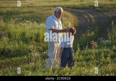 Generation der Männer. Vater und Sohn mit Großvater - glückliche liebevolle Familie. Glückliche Mann Familie viel Spaß zusammen. Genießen Sie Familie zusammen. Väter Tag Konzept Stockfoto