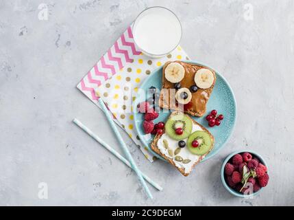 Lustige Frühstück Toast für Kinder geformt wie niedlichen Hund, Bär. Food Art Sandwich für Kinder. Isoliert. Tier Gesichter Toast mit Aufstrichen, Früchte Stockfoto