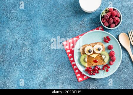 Lustige Frühstück Toast für Kinder geformt wie niedliche Eule. Food Art Sandwich für Kinder. Isoliert. Tier Gesichter Toast mit Aufstrichen, Früchte Stockfoto