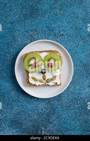 Lustige Frühstück Toast für Kinder geformt wie niedlichen Hund. Food Art Sandwich für Kinder. Isoliert. Tier Gesichter Toast mit Aufstrichen, Früchte Stockfoto