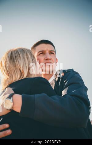 Nahaufnahme eines niedlichen jungen schönen Paar, Mann Verteidigung und Umarmung seiner Freundin suchen irgendwo verängstigt Stockfoto