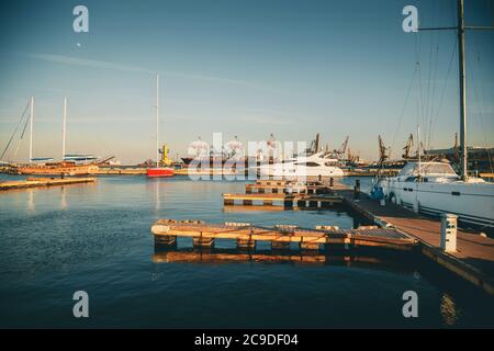 Schöner Hafen von Odessa, Schwarzes Meer. Luxusyachten, Schiffe und Fischerboote stehen in Reihen im Hafen. Reiche Menschen, die um die Welt reisen. Sonnig Stockfoto
