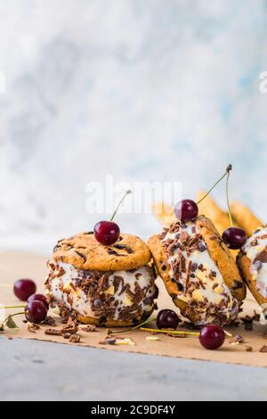 Kirscheis-Sandwiches mit Schokoladenkeksen Stockfoto