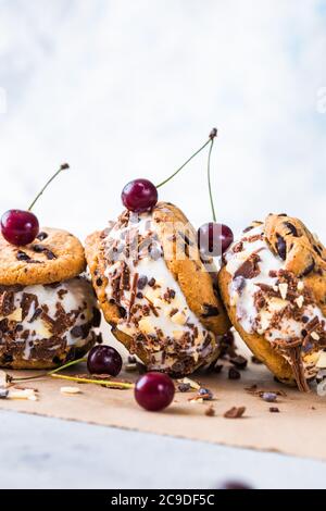 Kirscheis-Sandwiches mit Schokoladenkeksen Stockfoto