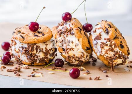 Kirscheis-Sandwiches mit Schokoladenkeksen Stockfoto