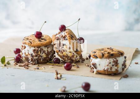 Kirscheis-Sandwiches mit Schokoladenkeksen Stockfoto