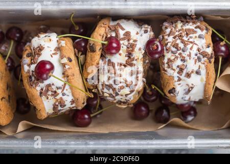 Kirscheis-Sandwiches mit Schokoladenkeksen Stockfoto