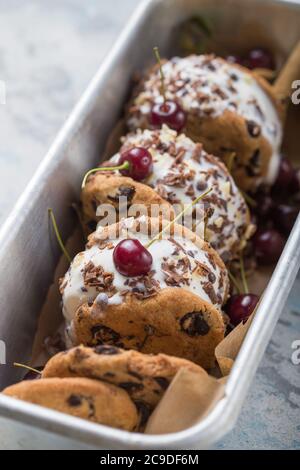 Kirscheis-Sandwiches mit Schokoladenkeksen Stockfoto